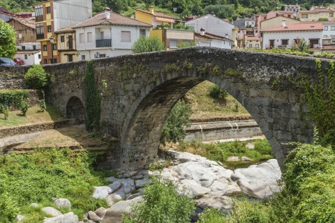 Pont médiéval Aquelcabos à Arenas de San Pedro (province d’Ávila, Castille-León)