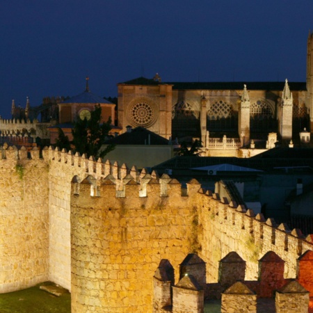 Vista geral de Ávila (Castilla y León) e suas muralhas