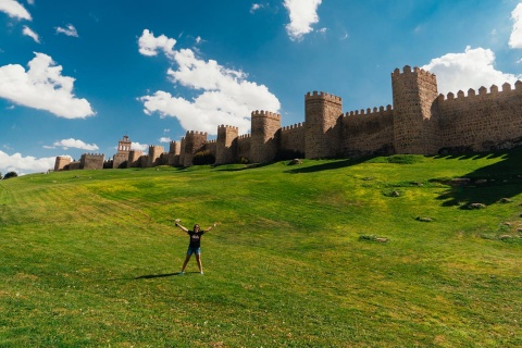 Turista en las murallas de Ávila