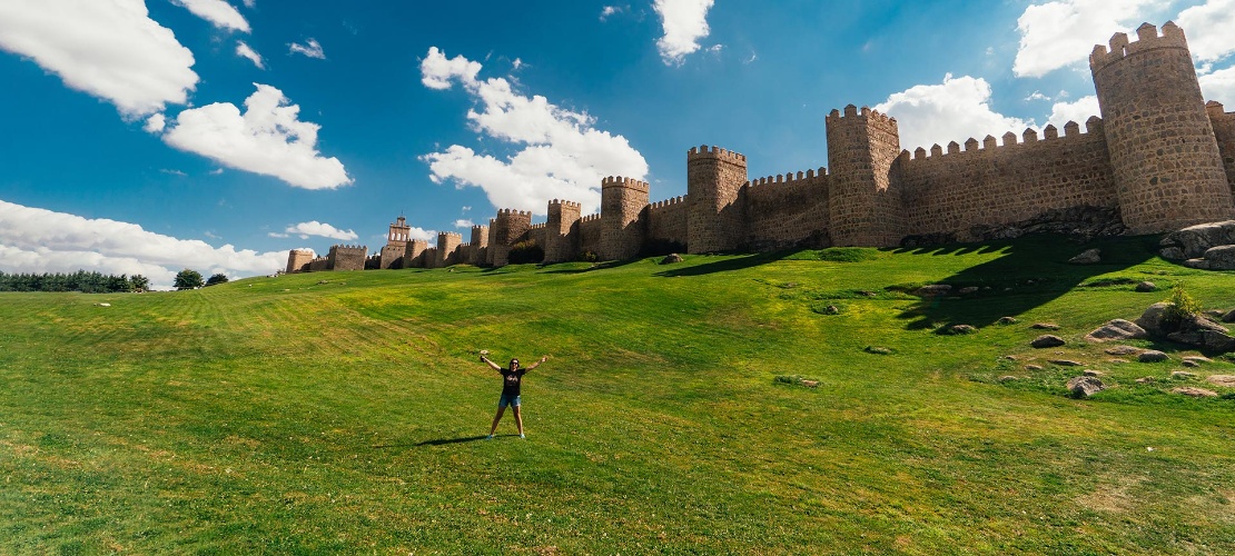 Touriste sur la muraille d’Ávila