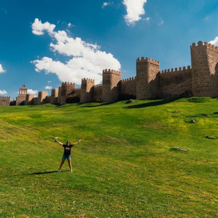 Touriste sur la muraille d’Ávila