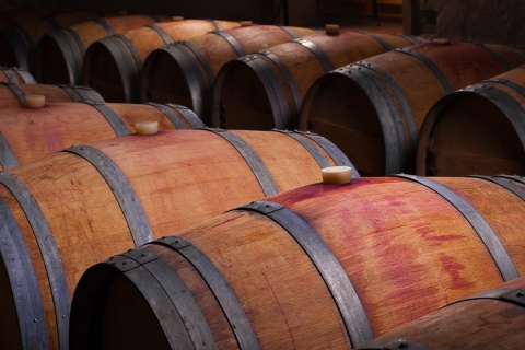 Des tonneaux de vin dans une ancienne cave à vin de Ribera del Duero, Castille-León