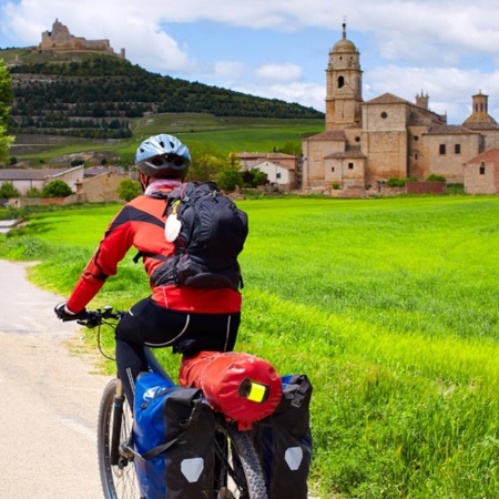 Peregrino en bicicleta llegando a Castrojeriz (Burgos)