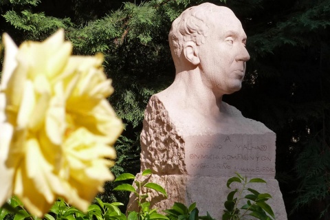 Busto de Antonio Machado nos jardins da Casa Museu Machado, em Segóvia