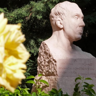 Busto a Antonio Machado en los jardines de la Casa Museo Machado de Segovia