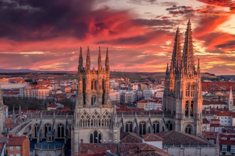 Vue à la tombée de la nuit des tours de la cathédrale de Burgos, Castille-et-León