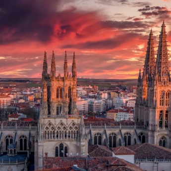 Vista durante el atardecer de las torres de la Catedral de Burgos, Castilla y León