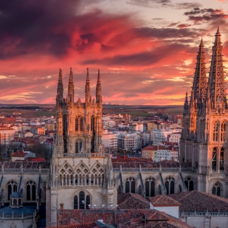 Veduta durante il tramonto delle torri della Cattedrale di Burgos, Castiglia e León