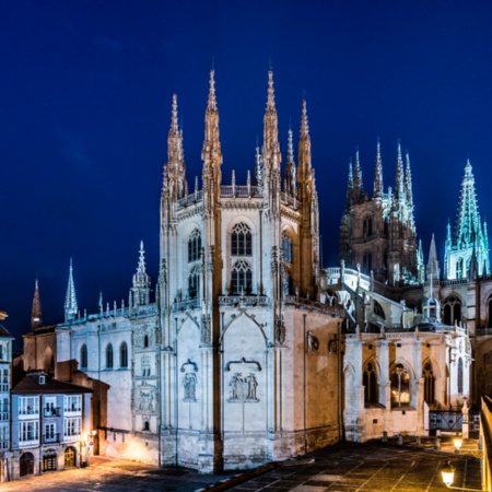 Nächtlicher Blick auf die Kathedrale in Burgos, Kastilien-León