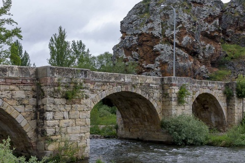 Ponte de pedra sobre o rio Pisuerga, em Cervera de Pisuerga (Palência, Castela e Leão)