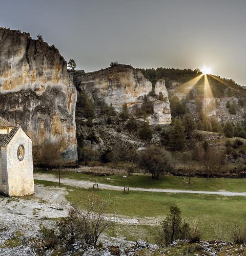 Ermitage San Bartolomé et paysage dans le canyon du Lobos. Soria