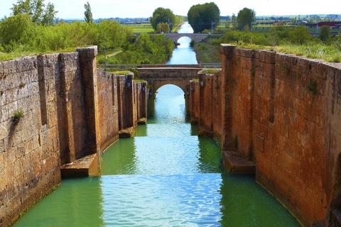 Der Kanal von Kastilien in Frómista (Palencia, Kastilien-León)