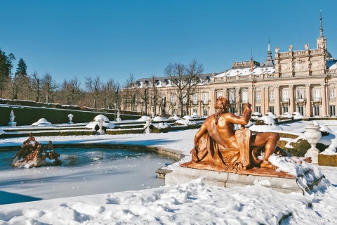  Verschneiter Garten und Schloss von La Granja de San Ildefonso Segovia