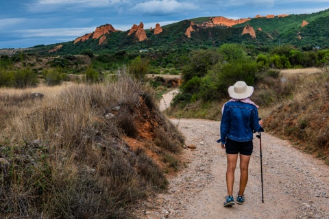 Turysta podziwiający krajobraz Las Médulas (wpisane na listę UNESCO) w Kastylii i León.