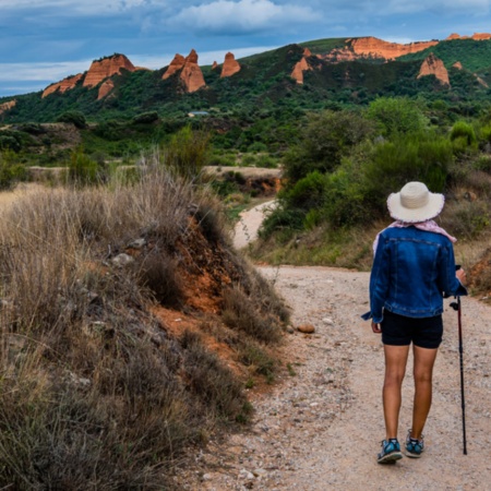 Praticante de trekking observando a paisagem de Las Médulas (UNESCO), em Castilla y León