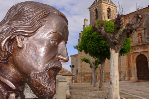 Monumento a José Zorrilla, frente a la Colegiata de San Pedro en Lerma (Burgos, Castilla y León)