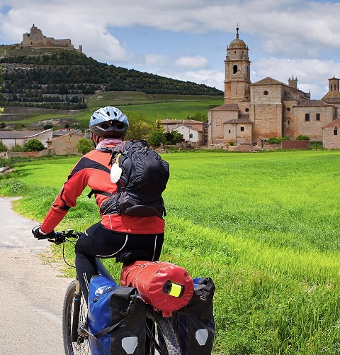 Pèlerin à vélo de passage à Castrojeriz. Burgos