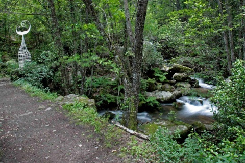 Skulptur „Weg des Wassers“ im Naturpark Las Batuecas-Sierra de Francia. Salamanca