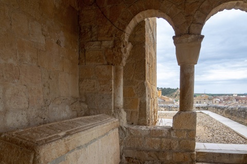 Vues de San Esteban de Gormaz (province de Soria, Castille-León) depuis l’église romane San Miguel