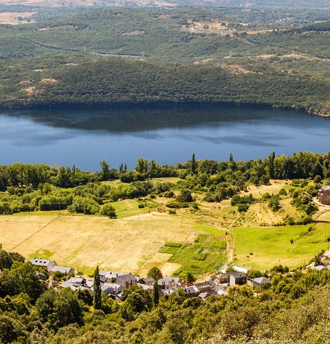 San Martín de Castañeda aux abords du lac Sanabria. Zamora