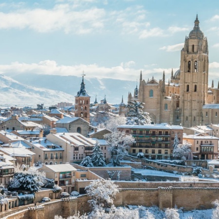 Veduta della Cattedrale e della città di Segovia innevata, Castiglia e León