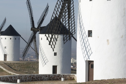 Windmühlen außerhalb von Alcázar de San Juan (Ciudad Real, Kastilien-La Mancha)