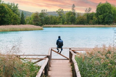 Un touriste contemple la lagune d’Uña dans le parc naturel de la Serranía de Cuenca, Castille-La Mancha