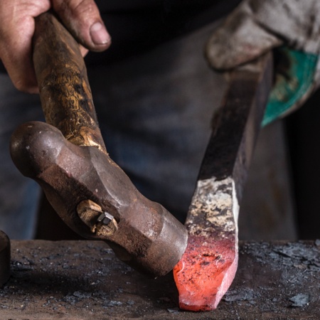 Artisan travaillant une épée dans un atelier de Tolède