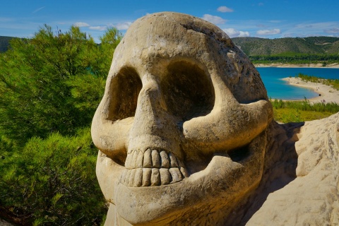  A skull on the Caras trail in Buendía, Cuenca, Castilla-La Mancha