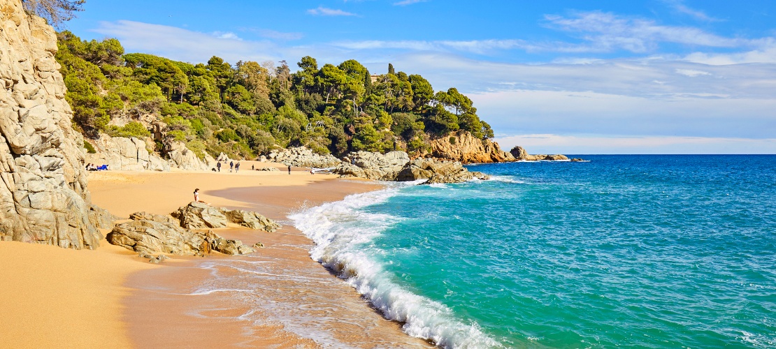 Vista da praia de Sa Boadella de Lloret de Mar, em Girona (Catalunha)