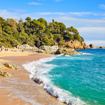 Widok na plażę Sa Boadella w Lloret de Mar w prowincji Girona, Katalonia