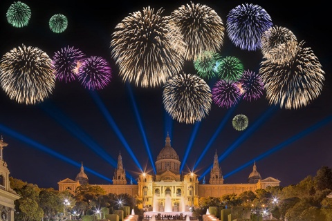 Especatáculo de fuegos artificiales en la fuente mágica de Barcelona