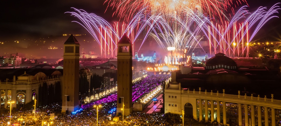 Vistas de Barcelona com fogos de artifício