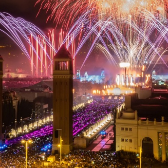 Vistas de Barcelona con fuegos artificiales