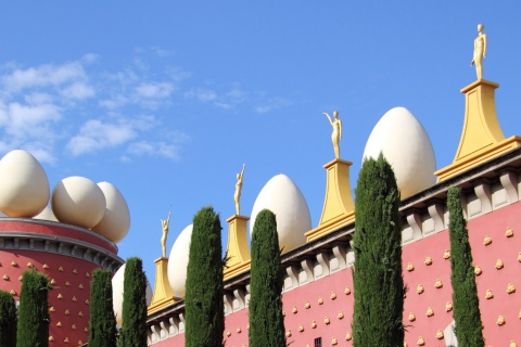 Détail de la façade du théâtre-musée Dalí de Figueres en Gérone, Catalogne