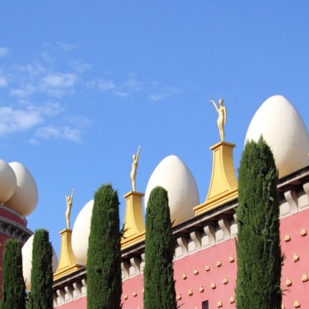 Dettaglio della facciata del Teatro-Museo Dalí di Figueres a Girona, Catalogna