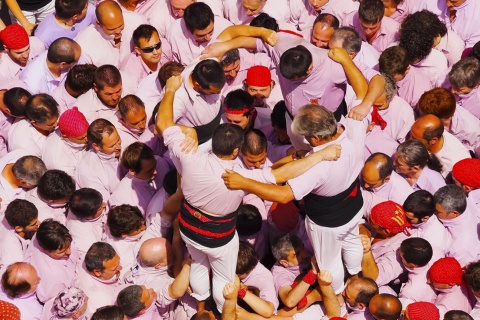 Castellers formando um castell em Terrasa. Barcelona