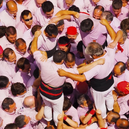 Castellers formando un castell en Terrasa. Barcelona