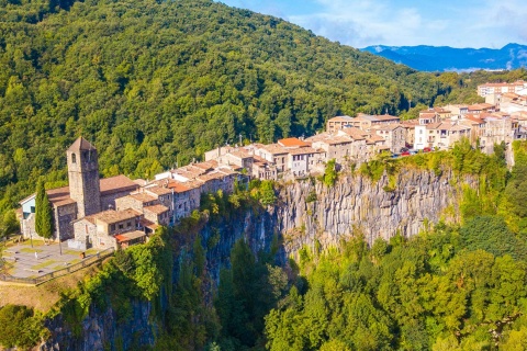 Vue aérienne de Castellfollit de la Roca. Province de Gérone