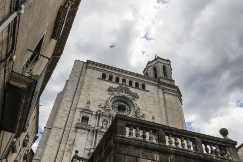 Blick auf die Kathedrale Santa María in Girona, Katalonien