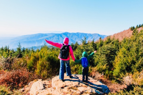 Una mamma con il figlio nel parco naturale del Montseny, Catalogna.