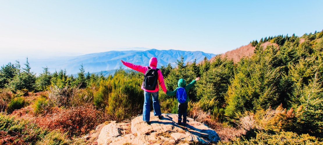 Mutter und Sohn im Naturpark Montseny, Katalonien.