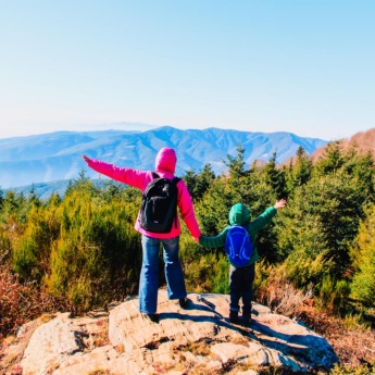 Mãe e filho no Parque Natural de Montseny, Catalunha.