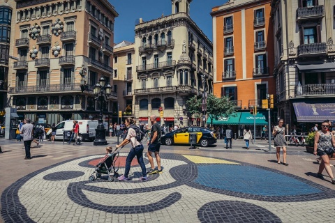 Gente paseando junto al mosaico de Miró en Las Ramblas. Barcelona