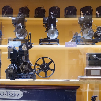 Vitrine com material antigo no Museu do Cinema de Girona