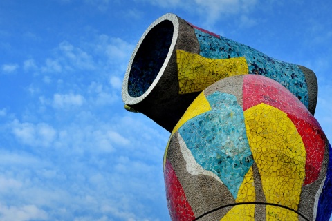 Detalle de escultura "Mujer y pájaro" en el Parque Joan Miró