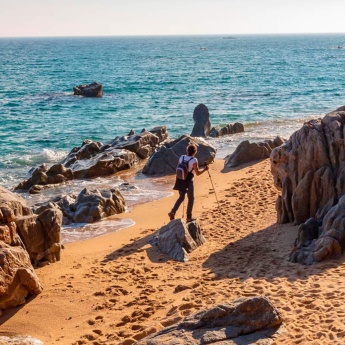 Turysta na Platja d´Aro. Costa Brava, Girona