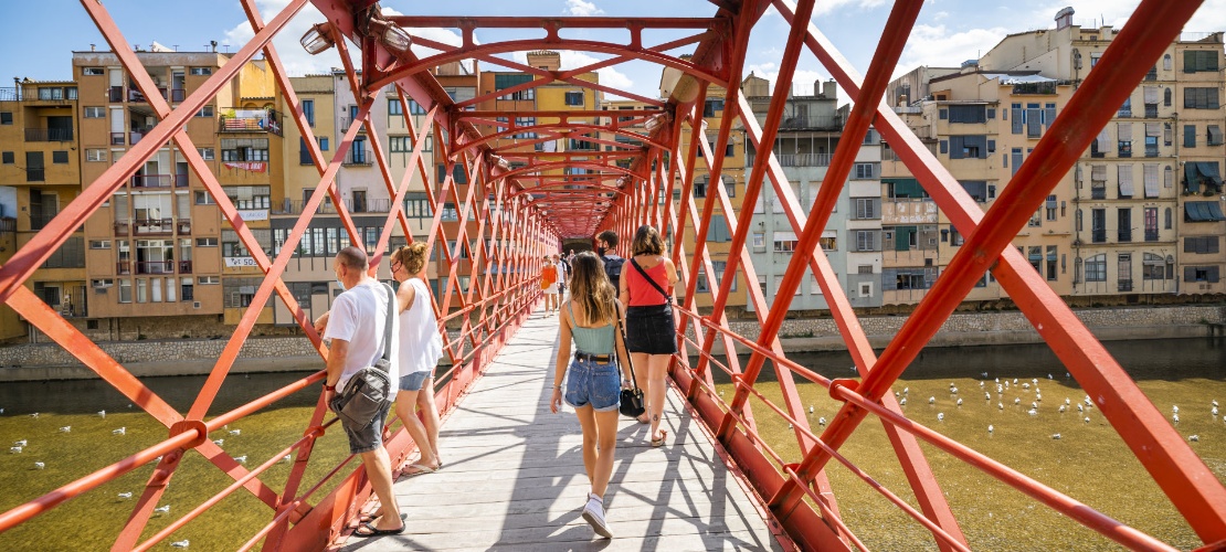 Turyści w Pont de les Peixateries Velles w Gironie, Katalonia