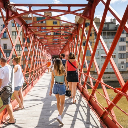 Turisti al Pont de les Peixateries Velles a Girona, Catalogna