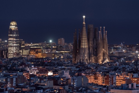 Vista nocturna de la Sagrada Familia y la Torre Glòries en Barcelona, Cataluña